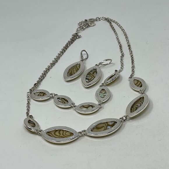 Vintage Gloria Vanderbilt necklace and earring set. - Picture 5 of 10